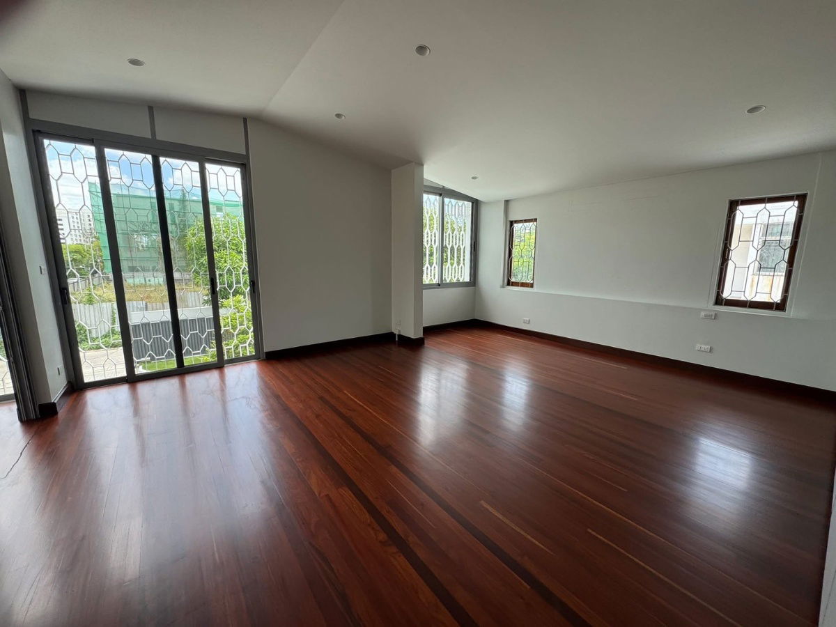 picture P0212 Fully Renovated Detached House for Rent – Pridi Banomyong 25 (Ekkamai Soi 10), Only 750 Meters from Sukhumvit 71 - 4/20