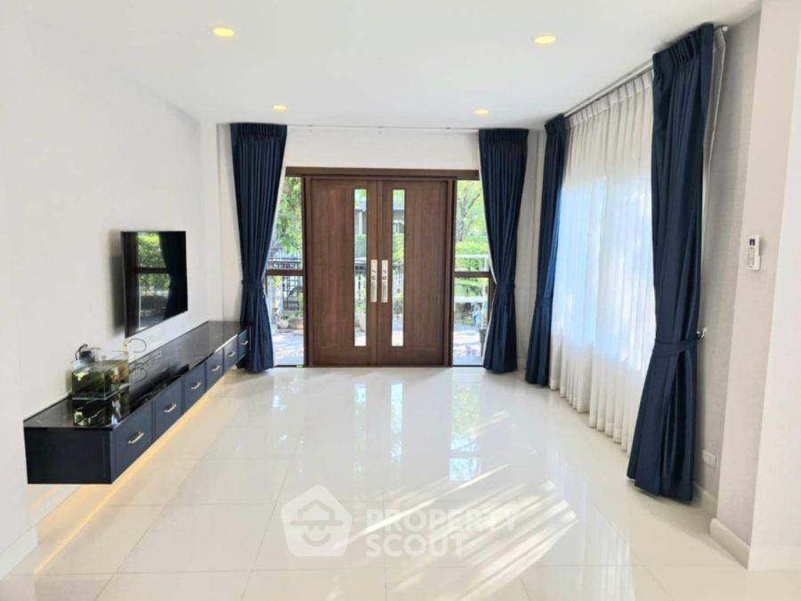 picture 4-BR House at The City Pattanakarn in Prawet (ID 2147280) - 2/9