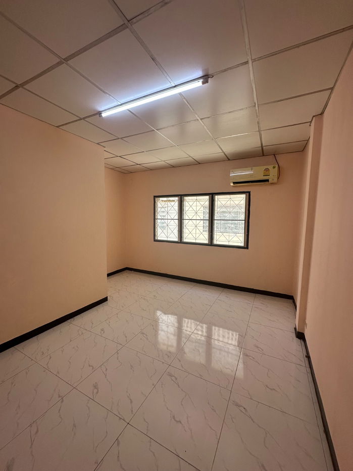 รูป ให้เช่าทาวน์เฮ้าส์ 3 ชั้น หมู่บ้านเลิศอุบล วัชรพล ซอย 2 | 4 ห้องนอน 3 ห้องน้ำ | 8,500 บาท/เดือน - รูปที่ 6/11