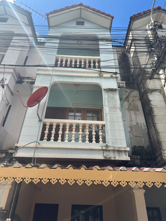 รูป ให้เช่าทาวน์เฮ้าส์ 3 ชั้น หมู่บ้านเลิศอุบล วัชรพล ซอย 2 | 4 ห้องนอน 3 ห้องน้ำ | 8,500 บาท/เดือน - รูปที่ 2/11