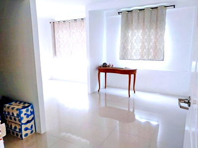 Townhouses for rent Nonthaburi : Impact Arena 1.5km MuangThongThani MRT ChaengWatthana-PakKret 2.2km. European-style 3-story townhous