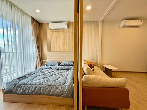 For rent: XT Phayathai, has a balcony, no blocked view, very beautiful room, lots of space.