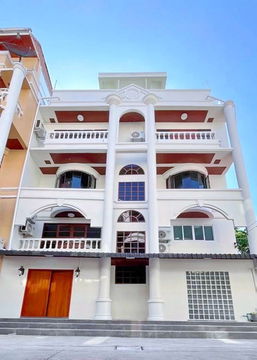 in the heart of Thonglor BTS Phrom Phong 1.5 km. Modern style house for rent 5-storey large luxuriou
