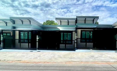 Townhouses for sale Bang Lamung Chonburi : Modern Style Townhome in Soi Khao Noi Pattaya for Sale, 2beds 2baths 26sq.w