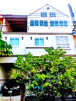 Townhouses for rent Nonthaburi : MRT Muang Thong Thani 2.7 km. European style townhouse for rent 3-storey 3 bath high-rise