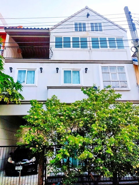 รูป MRT เมืองทองธานี 2.7 กม. ให้เช่าทาวน์โฮมสไตร์ยุโรป 3 ชั้น 3 น้ำ วิวตึกสูง อิมแพ็ค อารีน่า 1.5กม. โฮมออฟฟิศ พร้อมเฟอร์ 3 นอน - รูปที่ 1/8