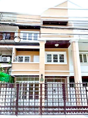 เช่าทาวน์โฮม คริสตัล ดีไซน์ เซ็นเตอร์ : เดอะวอล์ค เกษตร-นวมินทร์ 1.7 กม. 6นอน MRT วัชรพล1.3กม. รามอินทรา 30-36 ให้เช่าทาวน์โฮม 3 ชั้น โรงเบียรเยอรมัน