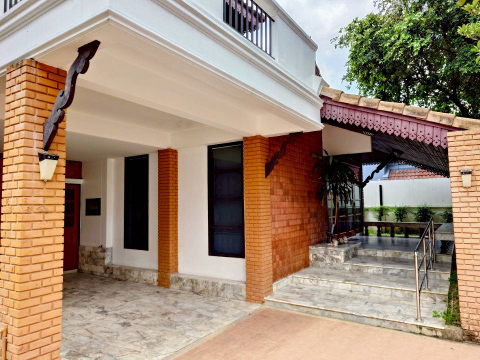 picture Single house for rent in Ployburin Village, 2 floors, fully furnished. Complete with furniture and facilities. Near Montfort Primary School. RW006820  - 5/25
