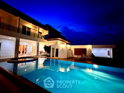 Houses for sale วิทยาลัยดุสิตธานี : 7-BR House in Bang Na Nuea (ID 2042260)