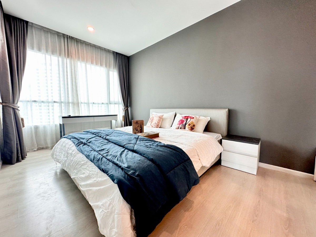 picture For rent Life Ratchadaphisek Condo City View. Furniture with beard and rattan is very easy to move in. Close to MRT Huai Khwang School. - 10/16