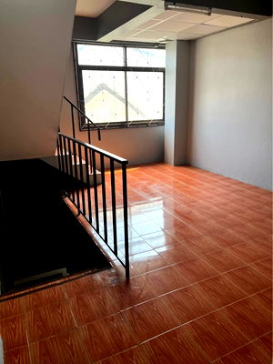 Townhouses for sale Lak Mueang Shrine, Pathum Thani : Urgent sale: 1 commercial building in Pathum Thani, Sai Nai, 4 bedrooms, 2 bathrooms, for only 4.6 million baht.