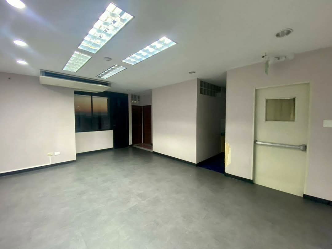 รูป ให้เช่า พื้นที่สำนักงาน อาคารชินโรจน์ ชั้น 6  เนื้อที่ 300 ตร.ม. ห้องผู้บริหาร 3 ห้อง ห้องประชุม 1 ห้อง ห้องน้ำ 4 ห้อง  ค่าเช่า 75 ,000 บาท*/เดือน - รูปที่ 6/14