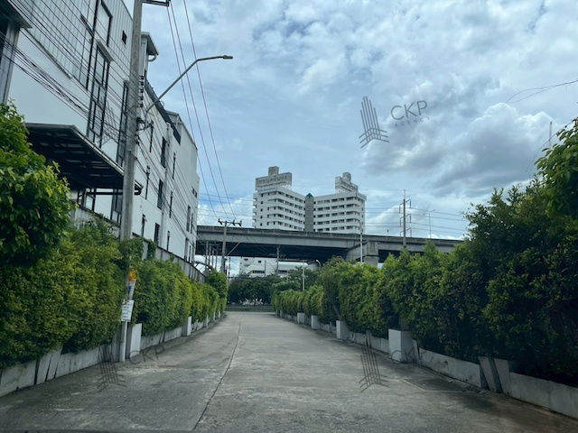 picture Condo The Niche Mono Bangna with tenant, selling below appraised price, room size 29.98 sq m, swimming pool view, fully furnished. - 2/11