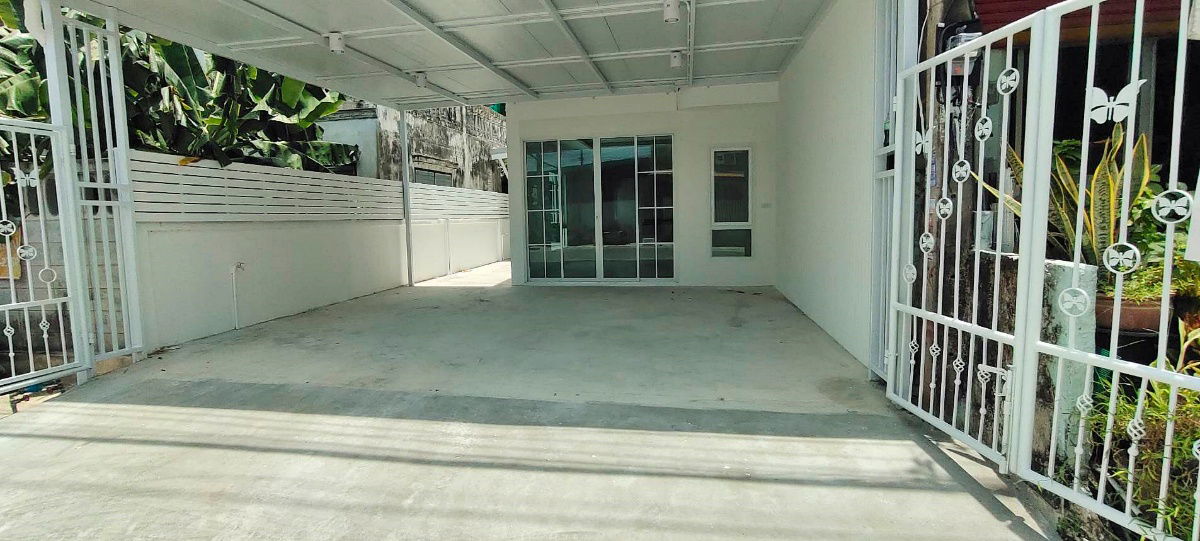 รูป บ้านหลังริม  ถนนเมน  จอดรถสบาย  รีโนเวทใหม่  หมู่บ้านบัวทอง 2 ทาวน์เฮ้าส์ 3 ห้องนอน   MRT สถานีคลองบางไผ่ อยู่หน้าหมู่บ้าน  ใกล้เซนทรัล เวสเกต - รูปที่ 4/27