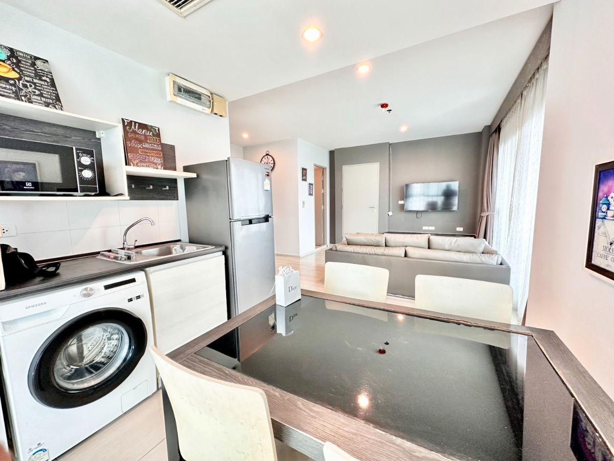 picture For rent Life Ratchadaphisek Condo City View. Furniture with beard and rattan is very easy to move in. Close to MRT Huai Khwang School. - 7/16