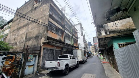 3-story, 2-unit commercial building for sale in Bang Rak, near BTS Sala Daeng. The asking price is 20 million THB.