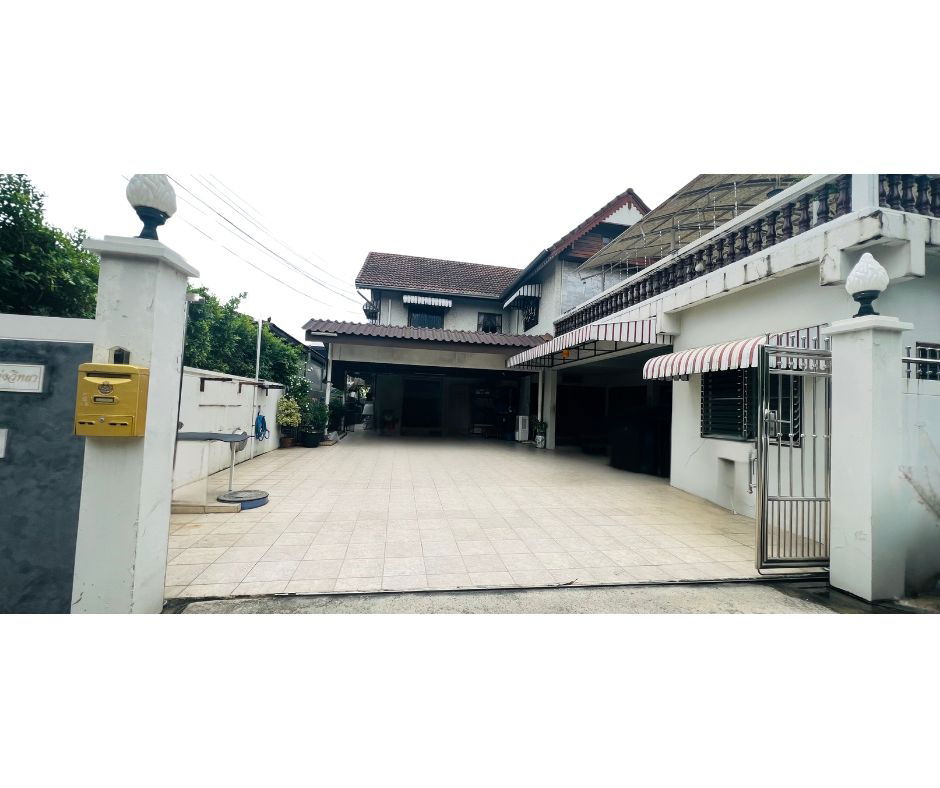 picture Big Family House for Sale – Ngamwongwan 47 (100 sq.wah) ✨ Price: THB 13,900,000 ✨ - 1/8