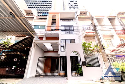 บ้านเดี่ยว กรุงเทพมหานคร : 🔼🔽 AccomA 📩 Pet friendly 3 BR House in  Lumphini (AA41427)