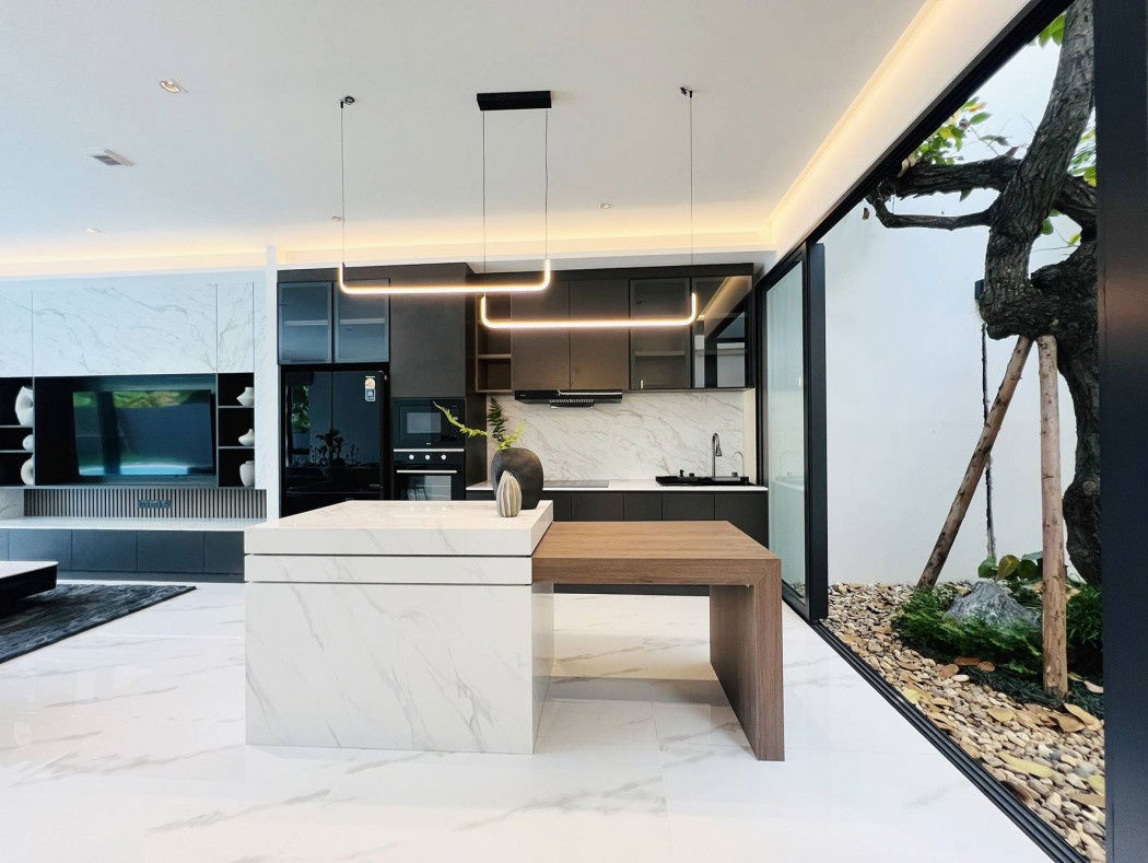 รูป ขาย บ้านเดี่ยว ดีไซน์สวยโดดเด่น พร้อมคอร์ทยาร์ดกลางบ้าน เฟอร์นิเจอร์ครบ เข้าอยู่ได้ทันที - รูปที่ 11/12