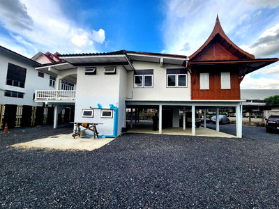 Houses for rent Ramkhamhaeng University : Heathfield International School 1.0 km. MRT Sammakorn 1 km. TriamUdomnomklao Sch 500m. 2-storey det