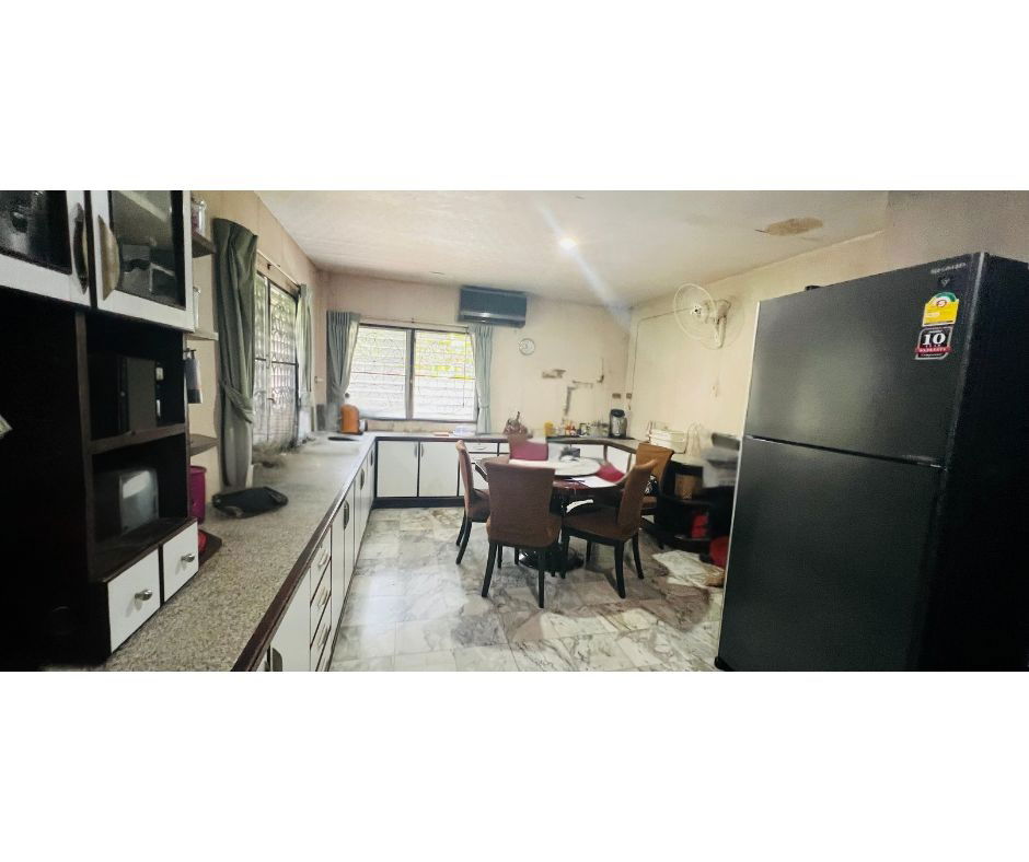 picture Big Family House for Sale – Ngamwongwan 47 (100 sq.wah) ✨ Price: THB 13,900,000 ✨ - 5/8
