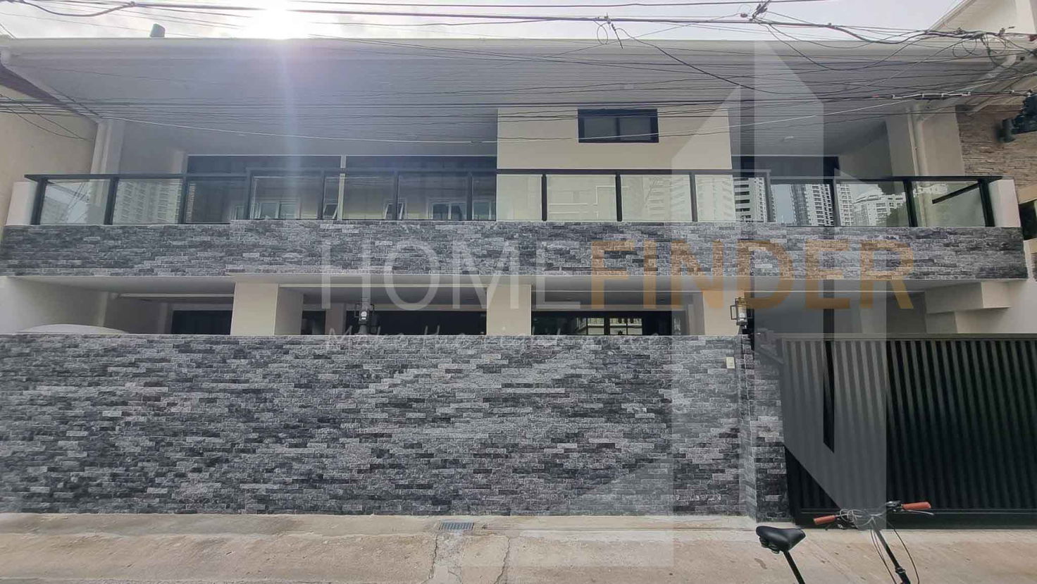 รูป Townhouse in Sukhumvit 26 6 bedrooms, for rent - รูปที่ 1/7