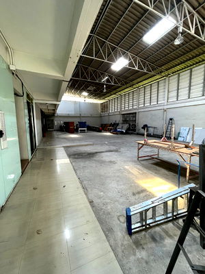 Factory for rent Srinagarindra Road : Warehouse and office for rent, Soi Bangna 32, rent price 100,000 baht per month.