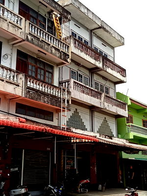 Shophouses for sale Bangkok : For sale: 2 commercial buildings, Setthakit Village, Bang Khae, next to the road, suitable for a shop.