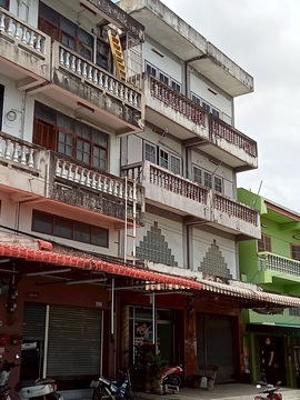 For sale: 2 commercial buildings, Setthakit Village, Bang Khae, next to the road, suitable for a shop.