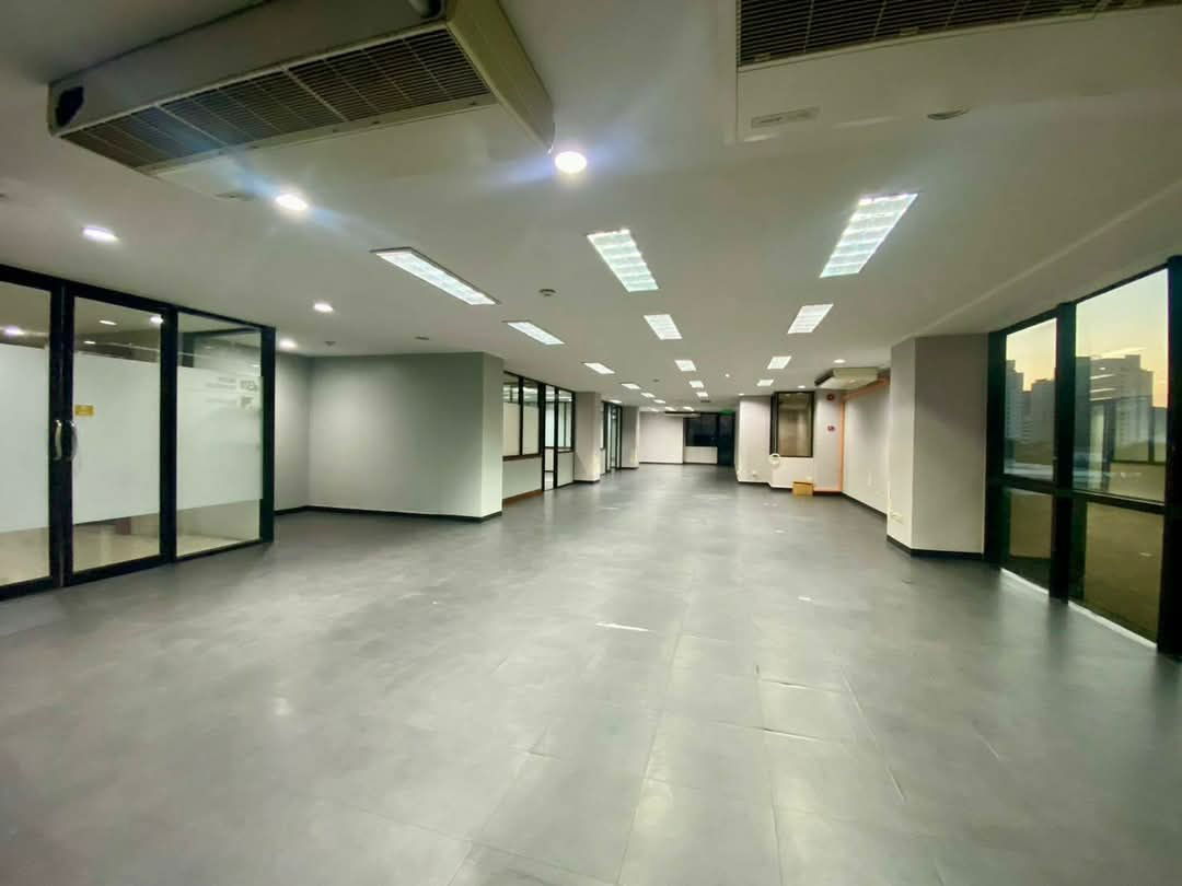 รูป ให้เช่า พื้นที่สำนักงาน อาคารชินโรจน์ ชั้น 6  เนื้อที่ 300 ตร.ม. ห้องผู้บริหาร 3 ห้อง ห้องประชุม 1 ห้อง ห้องน้ำ 4 ห้อง  ค่าเช่า 75 ,000 บาท*/เดือน - รูปที่ 8/14