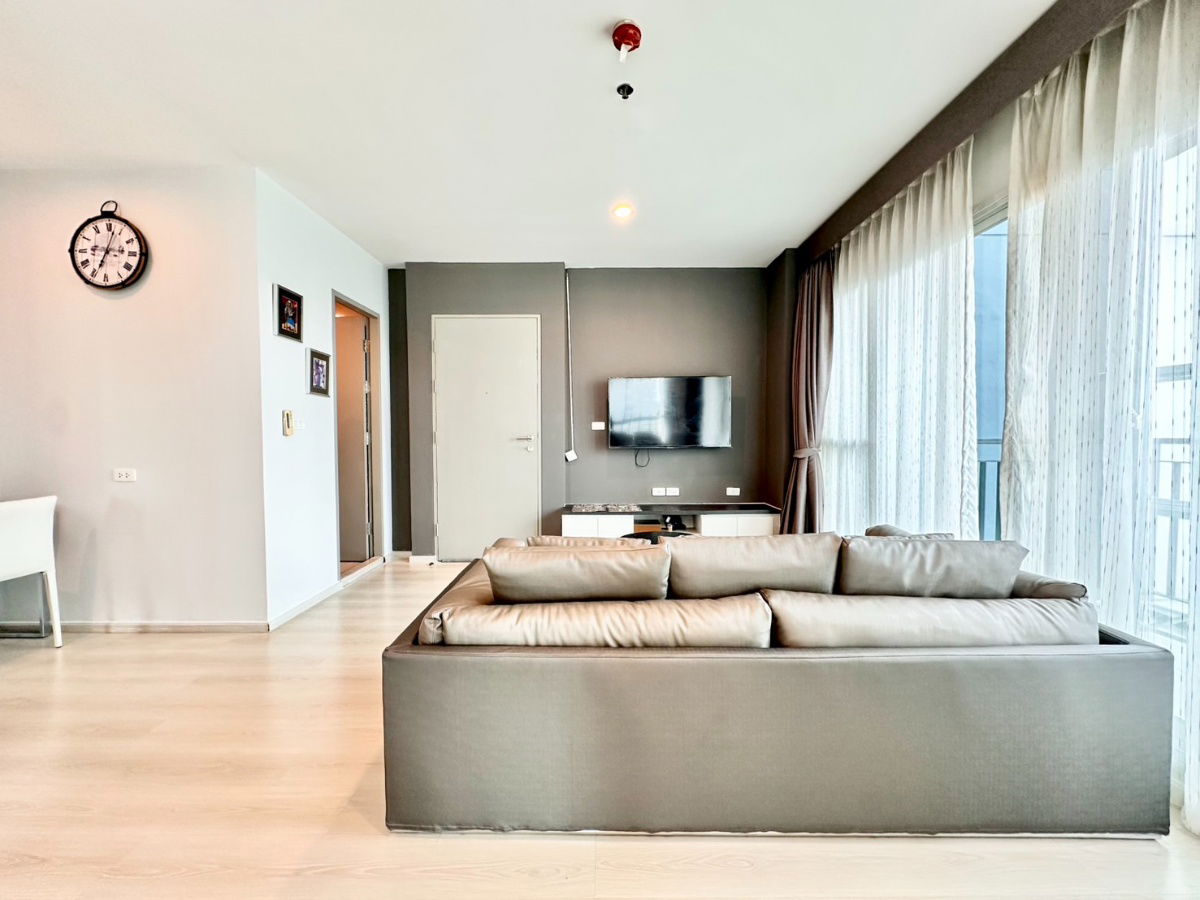 picture For rent Life Ratchadaphisek Condo City View. Furniture with beard and rattan is very easy to move in. Close to MRT Huai Khwang School. - 5/16