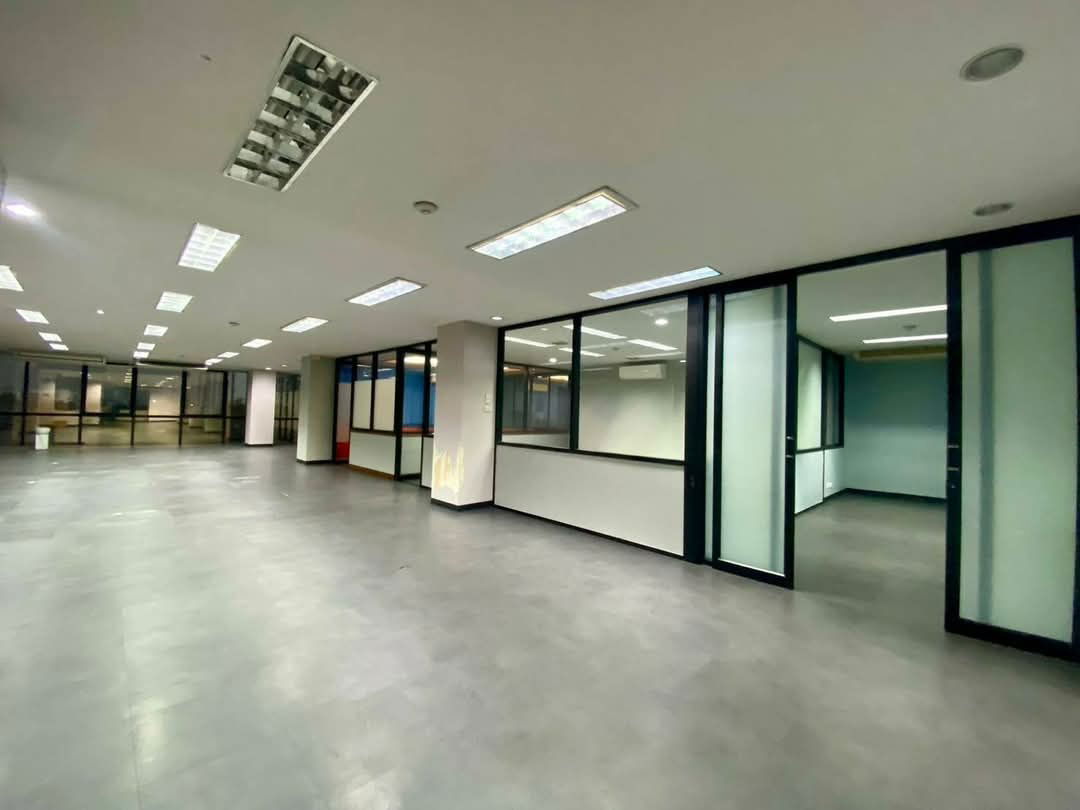 รูป ให้เช่า พื้นที่สำนักงาน อาคารชินโรจน์ ชั้น 6  เนื้อที่ 300 ตร.ม. ห้องผู้บริหาร 3 ห้อง ห้องประชุม 1 ห้อง ห้องน้ำ 4 ห้อง  ค่าเช่า 75 ,000 บาท*/เดือน - รูปที่ 7/14
