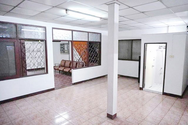 รูป สุขุมวิท38-48 ทองหล่อ BTSเอกมัย 349ม. 7-Eleven130ม. ให้เช่าอาคาร 3คูหา 4ชั้น Hostel 18ห้อง 802ตรม. รพ. สมิติเวช สุขุมวิท 600 ม. - รูปที่ 4/8