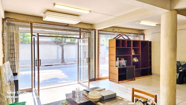 รูป สุขุมวิท38-48 ทองหล่อ BTSเอกมัย 349ม. 7-Eleven130ม. ให้เช่าอาคาร 3คูหา 4ชั้น Hostel 18ห้อง 802ตรม. รพ. สมิติเวช สุขุมวิท 600 ม. - รูปที่ 2/8