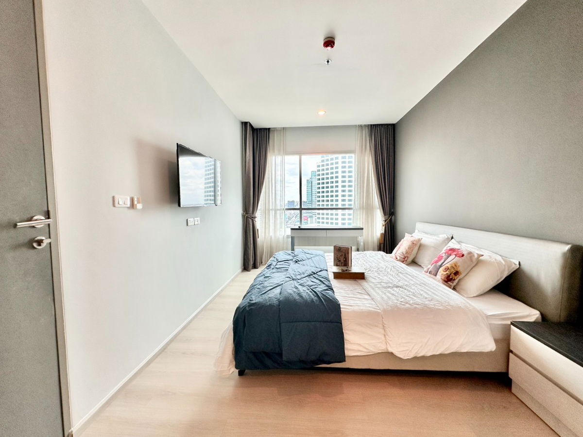 picture For rent Life Ratchadaphisek Condo City View. Furniture with beard and rattan is very easy to move in. Close to MRT Huai Khwang School. - 15/16