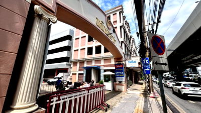 Office for rent MRT Huai Khwang : For rent: office space in Rama 9 commercial plaza.