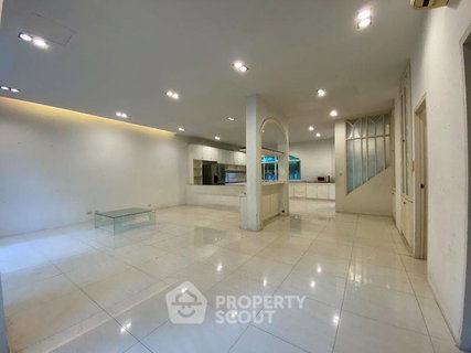 รูปภาพ Pet-Friendly 3-BR 350 Sqm Condo, Prompak Gardens Near BTS Phrom Phong (ID 2280240)