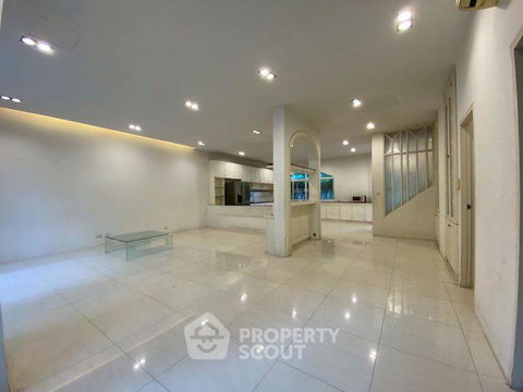 3-BR Condo at Prompak Gardens Condominium near BTS Phrom Phong (ID 2280240)