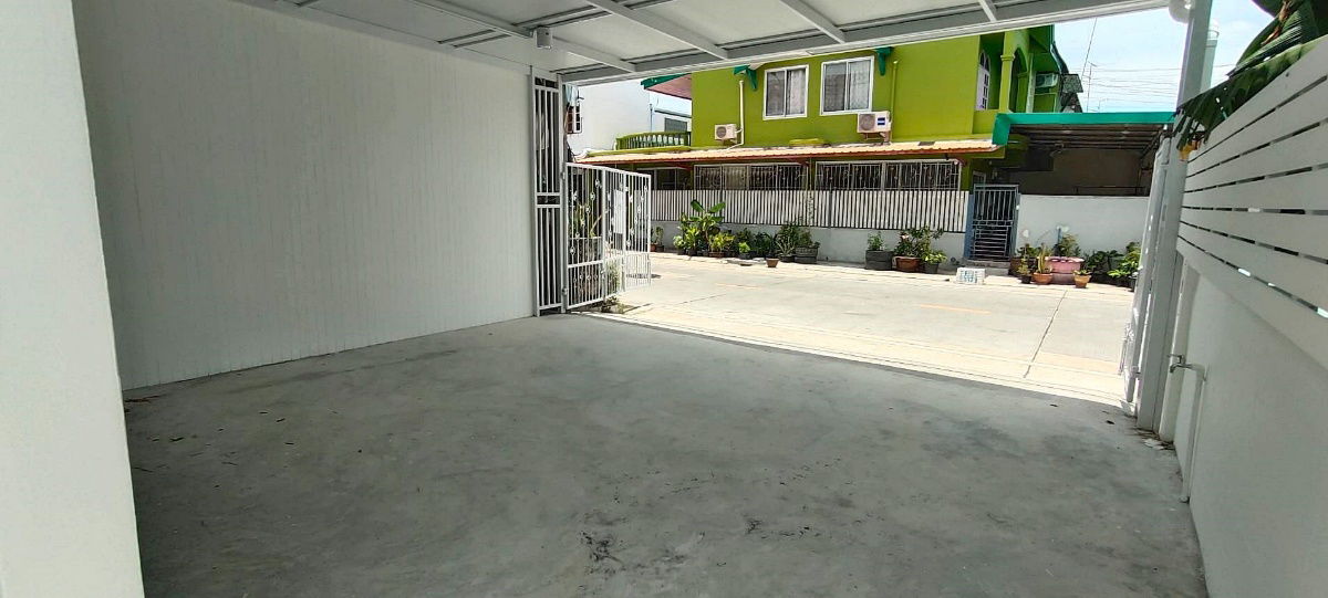 รูป บ้านหลังริม  ถนนเมน  จอดรถสบาย  รีโนเวทใหม่  หมู่บ้านบัวทอง 2 ทาวน์เฮ้าส์ 3 ห้องนอน   MRT สถานีคลองบางไผ่ อยู่หน้าหมู่บ้าน  ใกล้เซนทรัล เวสเกต - รูปที่ 6/27
