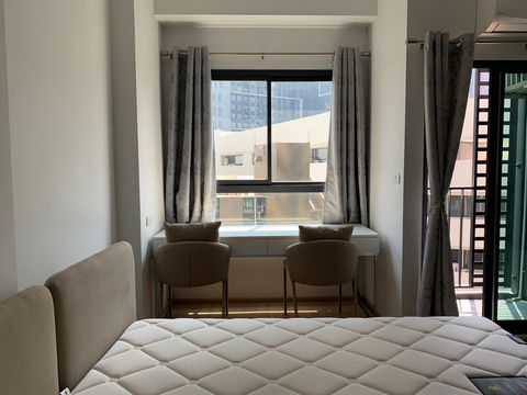 For rent: Ideo New Rama 9 condo, recently renovated with a new room, located along the main road. Beautiful room, move-in ready.