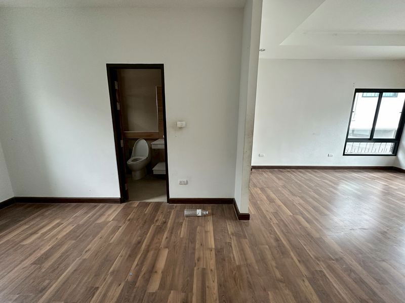 รูป บ้านเดี่ยวมือสอง ใกล้ห้างเจปาร์ค หมู่บ้านเดอะคอมพลีท ศรีราชา ชลบุรี  - รูปที่ 19/20