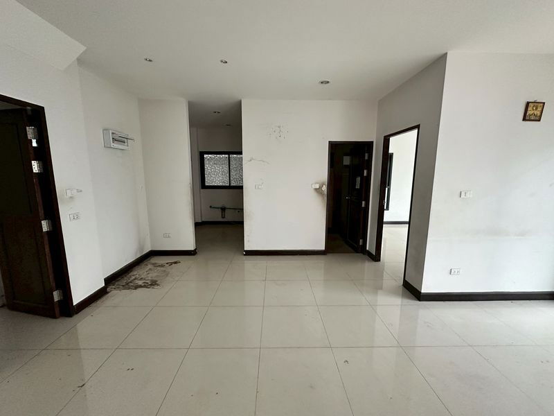 รูป บ้านเดี่ยวมือสอง ใกล้ห้างเจปาร์ค หมู่บ้านเดอะคอมพลีท ศรีราชา ชลบุรี  - รูปที่ 10/20