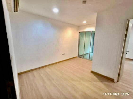 picture Urgent Sale! Poolside unit with direct access — just open your back door and step into the pool - 3/9