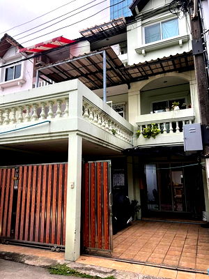 ทาวน์โฮม วิทยาลัยพณิชยการบางนา : ขาย 1 ห้อง ที่ : ทาวน์โฮม 3 ชั้น ทำเลสุดฮอต ใกล้ BTS อุดมสุขเพียง 350 เมตร  