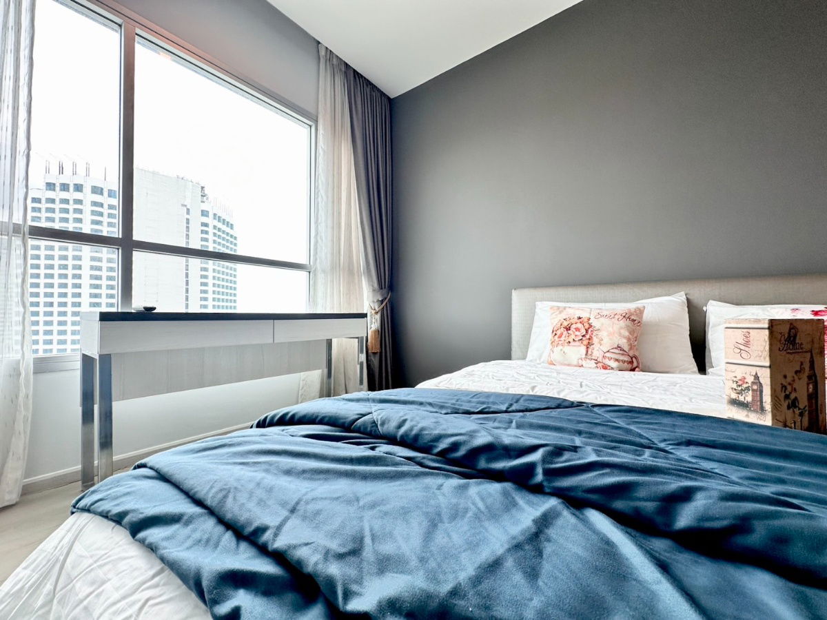 picture For rent Life Ratchadaphisek Condo City View. Furniture with beard and rattan is very easy to move in. Close to MRT Huai Khwang School. - 14/16