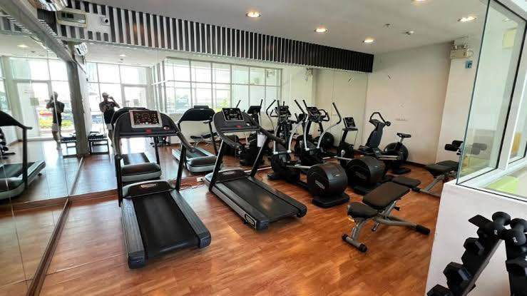 picture For sale: The Coast Condo, Building A, corner room, condo next to the expressway, has a Sky Walk. - 6/7