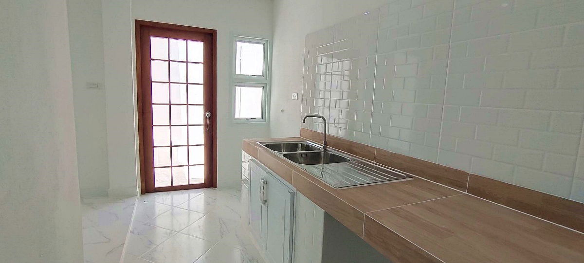 รูป บ้านหลังริม  ถนนเมน  จอดรถสบาย  รีโนเวทใหม่  หมู่บ้านบัวทอง 2 ทาวน์เฮ้าส์ 3 ห้องนอน   MRT สถานีคลองบางไผ่ อยู่หน้าหมู่บ้าน  ใกล้เซนทรัล เวสเกต - รูปที่ 17/27