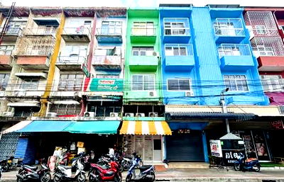 Shophouses for sale Bangkok : Commercial building for sale, Huai Khwang, Suthisan, Inthamara, usable area 300 sq m, size 15 sq wa, on the road