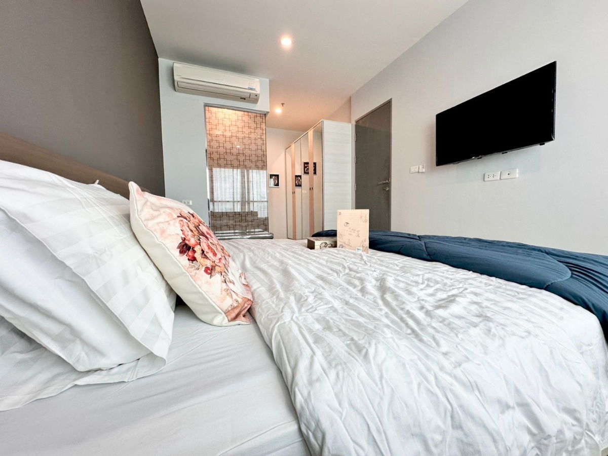 picture For rent Life Ratchadaphisek Condo City View. Furniture with beard and rattan is very easy to move in. Close to MRT Huai Khwang School. - 12/16