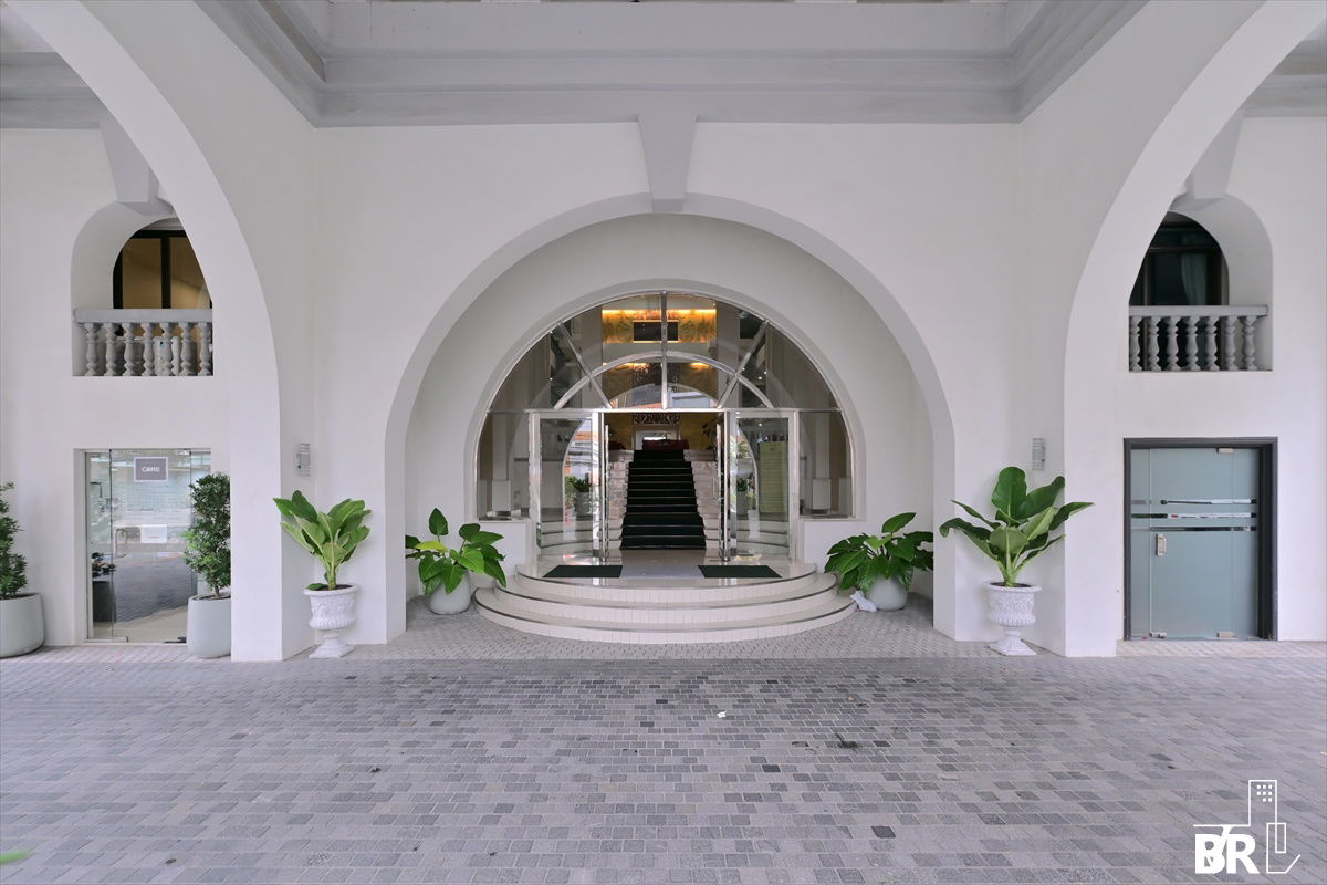 picture Royal Castle Sukhumvit 🌟 Spacious & Beautifully Designed Unit 🌟 Near BTS Thonglo - 6/7